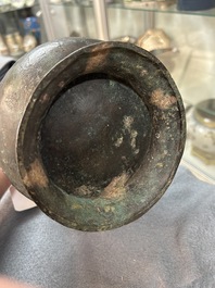 Verseuse &agrave; vin couverte en bronze de type 'hu', Chine, Zhou de l'Est ou ant&eacute;rieur