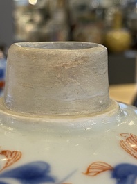 Paire de bouteilles de forme carr&eacute;e en porcelaine de Chine de style Imari, Kangxi