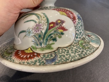 Een paar Chinese famille rose dekselvazen, 19e eeuw