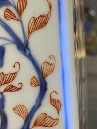 Paire de bouteilles de forme carr&eacute;e en porcelaine de Chine de style Imari, Kangxi