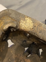 Br&ucirc;le-parfum aux dragons et son couvercle ajour&eacute; sur son support en bronze, Chine, 17&egrave;me