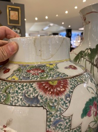Een paar Chinese famille rose dekselvazen, 19e eeuw