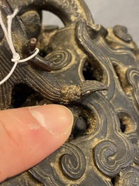 Br&ucirc;le-parfum aux dragons et son couvercle ajour&eacute; sur son support en bronze, Chine, 17&egrave;me