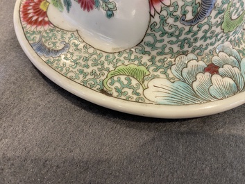 Een paar Chinese famille rose dekselvazen, 19e eeuw