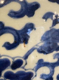 Vase en porcelaine de Chine en bleu et blanc &agrave; d&eacute;cor de rinceaux de fleurs, &eacute;poque Transition