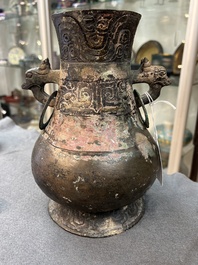 Verseuse &agrave; vin couverte en bronze de type 'hu', Chine, Zhou de l'Est ou ant&eacute;rieur