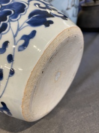 Vase en porcelaine de Chine en bleu et blanc &agrave; d&eacute;cor de rinceaux de fleurs, &eacute;poque Transition