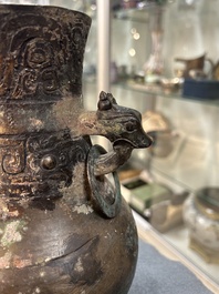 Verseuse &agrave; vin couverte en bronze de type 'hu', Chine, Zhou de l'Est ou ant&eacute;rieur