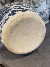 Vase en porcelaine de Chine en bleu et blanc &agrave; d&eacute;cor de rinceaux de fleurs, &eacute;poque Transition