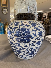 Vase en porcelaine de Chine en bleu et blanc &agrave; d&eacute;cor de rinceaux de fleurs, &eacute;poque Transition