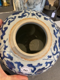 Vase en porcelaine de Chine en bleu et blanc &agrave; d&eacute;cor de rinceaux de fleurs, &eacute;poque Transition