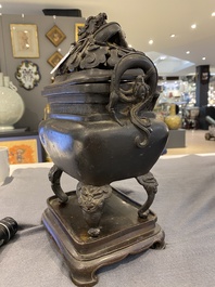 Br&ucirc;le-parfum aux dragons et son couvercle ajour&eacute; sur son support en bronze, Chine, 17&egrave;me