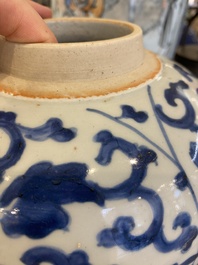 Vase en porcelaine de Chine en bleu et blanc &agrave; d&eacute;cor de rinceaux de fleurs, &eacute;poque Transition