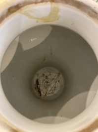 Een paar Chinese famille rose dekselvazen, 19e eeuw