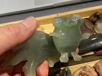 20 sculptures en corail, jade, pierre &agrave; savon et autres pierres, Chine, 19/20&egrave;me