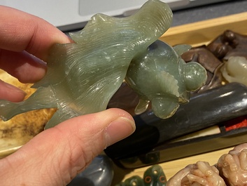 20 sculptures en corail, jade, pierre &agrave; savon et autres pierres, Chine, 19/20&egrave;me