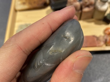 20 sculptures en corail, jade, pierre &agrave; savon et autres pierres, Chine, 19/20&egrave;me