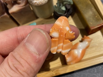 20 sculptures en corail, jade, pierre &agrave; savon et autres pierres, Chine, 19/20&egrave;me