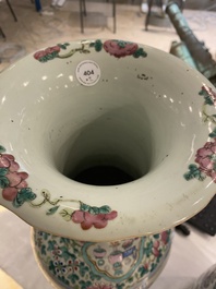Deux vases en porcelaine de Chine famille rose, 19&egrave;me