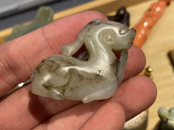 20 sculptures en corail, jade, pierre &agrave; savon et autres pierres, Chine, 19/20&egrave;me