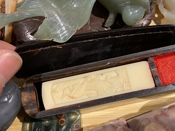 20 sculptures en corail, jade, pierre &agrave; savon et autres pierres, Chine, 19/20&egrave;me