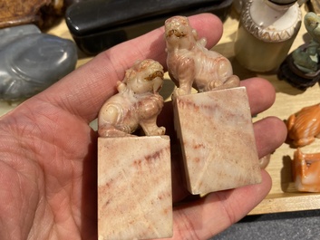 20 sculptures en corail, jade, pierre &agrave; savon et autres pierres, Chine, 19/20&egrave;me