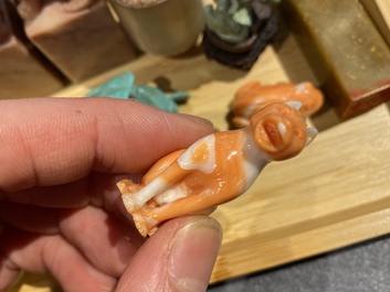 20 sculptures en corail, jade, pierre &agrave; savon et autres pierres, Chine, 19/20&egrave;me