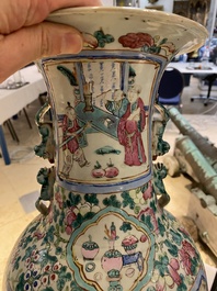 Deux vases en porcelaine de Chine famille rose, 19&egrave;me
