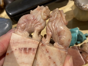 20 sculptures en corail, jade, pierre &agrave; savon et autres pierres, Chine, 19/20&egrave;me