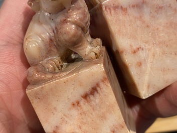 20 sculptures en corail, jade, pierre &agrave; savon et autres pierres, Chine, 19/20&egrave;me