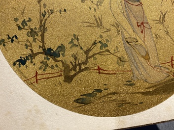 Suiveur de Zhang Daqian 張大千 (1898-1983): 'Beaut&eacute; dans le jardin', encre et couleurs sur papier dor&eacute;