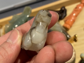 20 sculptures en corail, jade, pierre &agrave; savon et autres pierres, Chine, 19/20&egrave;me