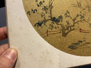 Suiveur de Zhang Daqian 張大千 (1898-1983): 'Beaut&eacute; dans le jardin', encre et couleurs sur papier dor&eacute;
