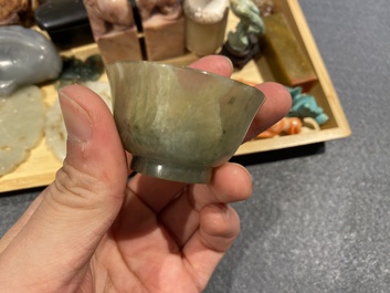 20 sculptures en corail, jade, pierre &agrave; savon et autres pierres, Chine, 19/20&egrave;me