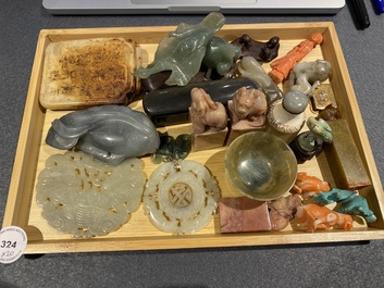 20 sculptures en corail, jade, pierre &agrave; savon et autres pierres, Chine, 19/20&egrave;me