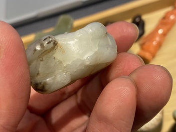 20 sculptures en corail, jade, pierre &agrave; savon et autres pierres, Chine, 19/20&egrave;me