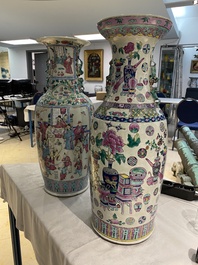 Deux vases en porcelaine de Chine famille rose, 19&egrave;me