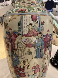Deux vases en porcelaine de Chine famille rose, 19&egrave;me