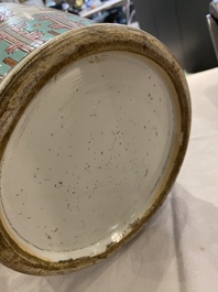 Deux vases en porcelaine de Chine famille rose, 19&egrave;me