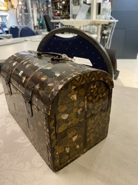 Coffret de type 'Namban' en bois incrust&eacute; d'&eacute;caille de tortue et de nacre, Japon, Momoyama ou Edo, 16/17&egrave;me