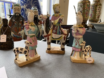 Drie Chinese famille rose sculpturen van dames, Qianlong/Jiaqing