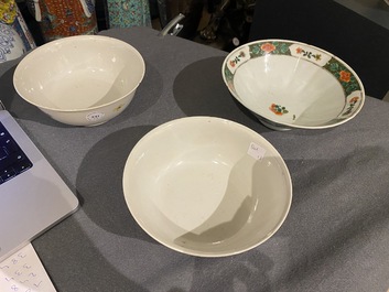 Une paire de bols en porcelaine de Chine famille rose &agrave; d&eacute;cor de coqs et un bol en famille verte, 18/19&egrave;me