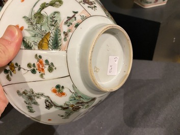 Une paire de bols en porcelaine de Chine famille rose &agrave; d&eacute;cor de coqs et un bol en famille verte, 18/19&egrave;me