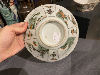 Une paire de bols en porcelaine de Chine famille rose &agrave; d&eacute;cor de coqs et un bol en famille verte, 18/19&egrave;me