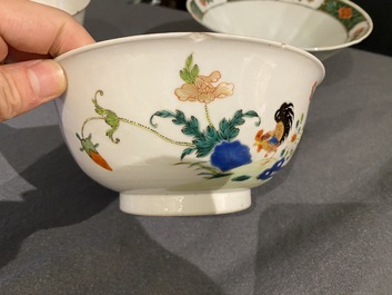 Une paire de bols en porcelaine de Chine famille rose &agrave; d&eacute;cor de coqs et un bol en famille verte, 18/19&egrave;me