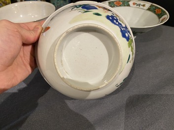 Une paire de bols en porcelaine de Chine famille rose &agrave; d&eacute;cor de coqs et un bol en famille verte, 18/19&egrave;me