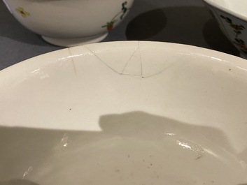 Une paire de bols en porcelaine de Chine famille rose &agrave; d&eacute;cor de coqs et un bol en famille verte, 18/19&egrave;me
