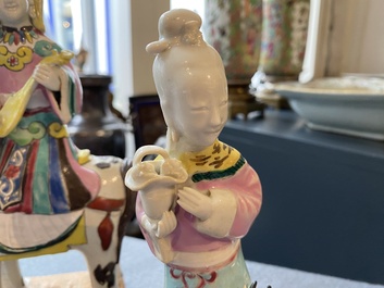 Drie Chinese famille rose sculpturen van dames, Qianlong/Jiaqing