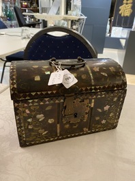 Coffret de type 'Namban' en bois incrust&eacute; d'&eacute;caille de tortue et de nacre, Japon, Momoyama ou Edo, 16/17&egrave;me