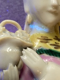 Drie Chinese famille rose sculpturen van dames, Qianlong/Jiaqing